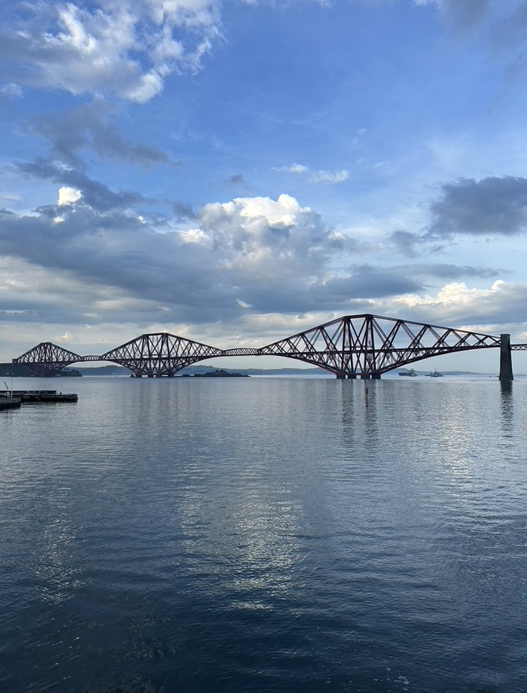 With floor-to-cieling glass, the Orocco Pier Restaurant in South Queensferry has views to die for 🏴󠁧󠁢󠁳󠁣󠁴󠁿 The Forth Bridge is an amazing sight from their terrace as the sun goes down! #SouthQueensferry #Edinburgh #firthofforth #forthbridge #alfresco #outdoor  #railbridge @OroccoPier