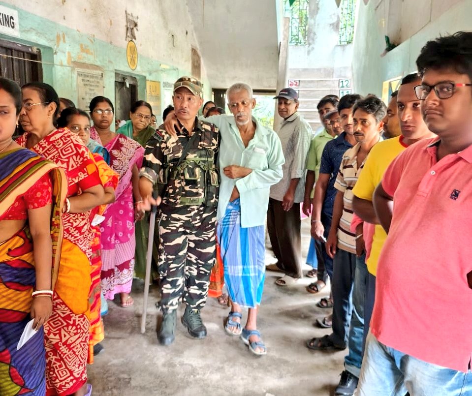 #SSB personnel ensuring the safety of polling booths & assisting elderly and disabled voters during #5thPhase of #LokSabhaElections2024. Some glimpses from #WestBengal. @HMOIndia @PIBHomeAffairs @ECISVEEP @ANI #GPE2024 #DeshKaParv #GeneralElections2024 #CAPF
