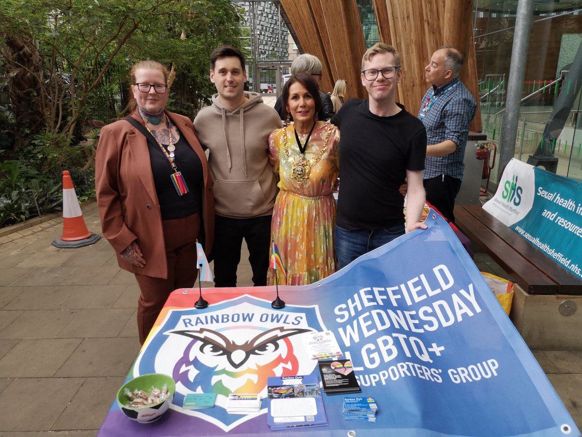 We were honoured that @JaynePDunn, the Lord Mayor of Sheffield, visited our #swfc stall at our LGBTQ+ charity partner @SAYiTSheffield's #IDAHOBIT event on Friday! 🙏 It was also fab to catch up with our pals @rainbow_blades @proud_change @PeriodPositive @SHSheffield @i_visitors!