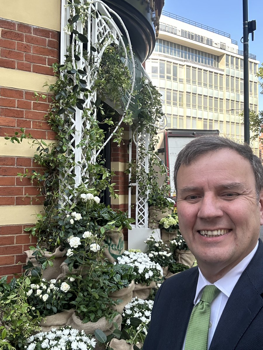 It’s the opening day of the @The_RHS Chelsea Flower 🌺 🌷 Show! Perfect weather and @RBKC, Cadogan, the Kings Road Partnership and more have really delivered too with Chelsea In Bloom. Chelsea at its very best!