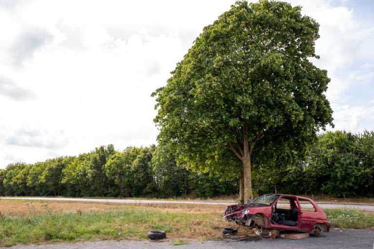 Léger accident. #accident #voiture #arbre #paysage #route #horspanneaux #renanperon #photography #photographie #photooftheday #banalphotography