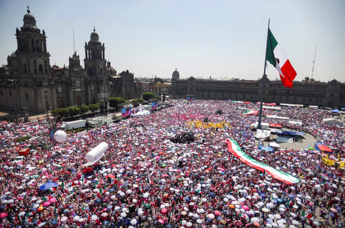 Lo Zócalo delle destre, la 'marea rosa' per Xóchitl Gálvez a due settimane dalle presidenziali in #Messico. Poi dal palco è stato tutto un “narcopresidente”, “narcocandidata”, “narcogobierno”... curioso per gente che quasi certamente ha votato Calderón e Peña Nieto.