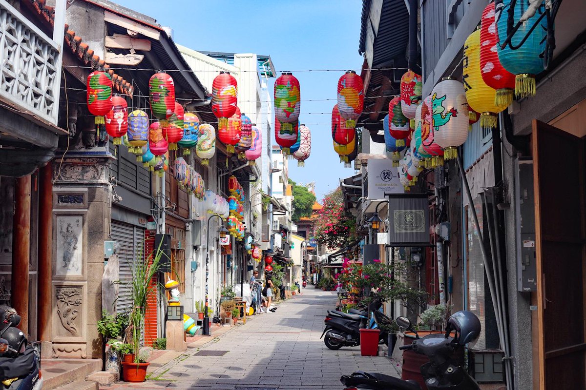 Shennong Old Street in Tainan is a great place to take a stroll and enjoy the shops, restaurants, and history here.
#神農老街 #台南 #夜景 #老街 #台灣