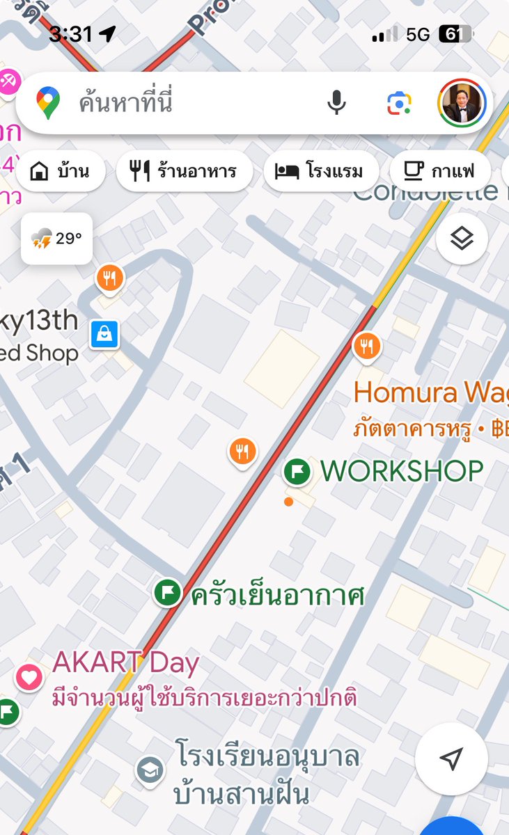 orasumpol's tweet photo. @fm91trafficpro สภาพรถติดหน้าโรงเรียนอนุบาลแห่งหนึ่งในซอยเย็นอากาศตอนโรงเรียนเลิก ใครหลงตามท้ายแถวเข้าไปคงไม่ได้ไปไหนแน่ เพราะเล่นจอดรอแบบนี้ จะแซงออกมาก็ลำบากเพราะมีรถสวนมาตลอด แถมอีกเลนก็จะมีอีกโรงเรียนอยู่เยื้องๆกัน
น่าจะมีตำรวจสน.ทุ่งมหาเมฆมาจัดการการจราจรตรงนี้ https://t.co/MlcOuxIq3g