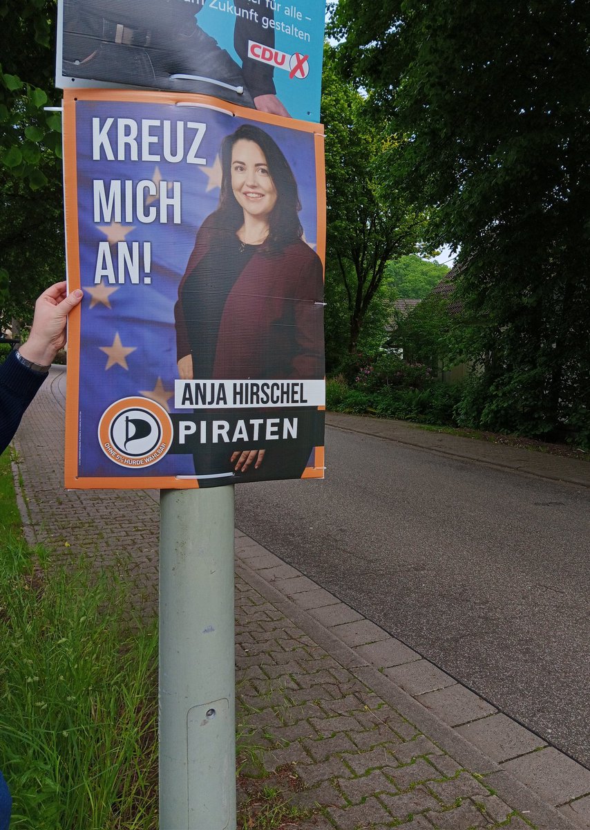 'Hier hängt überall nur ⚫️ und 🔵, könnten wir bitte was von euch #Piraten bekommen?'

Ja klar, sehr gern!