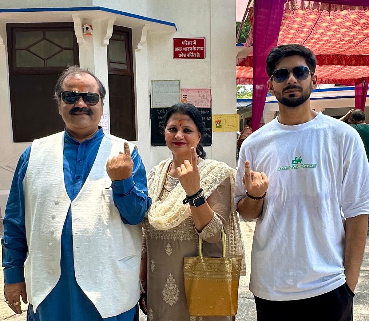 #लखनऊ 

भाजपा प्रवक्ता आलोक अवस्थी ने परिवार सहित वोट दिया. कहा, “मेरा वोट आत्मनिर्भर ,सुरक्षित ,समृद्ध, सशक्त और विकसित भारत के लिए। क्या आपने मतदान किया.”
@aalok_aawasthii