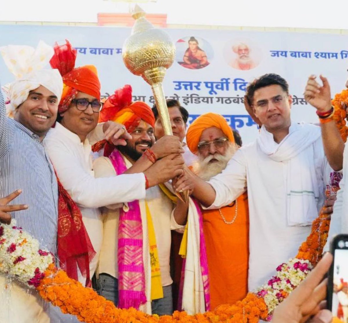 SachinPilot's tweet photo. युवा शक्ति का जोश, उत्साह व विश्वास✊
चल रहा कांग्रेस पार्टी के साथ...

✒भर्ती भरोसा
↪ केंद्र सरकार में कैलेंडर के अनुसार 3️⃣0️⃣ लाख नई भर्तियां

✒ पहली नौकरी पक्की
↪ प्रत्येक शिक्षित युवा को एक साल के अप्रेंटिसशिप द्वारा 1️⃣ लाख रुपए

कांग्रेस प्रत्याशी @kanhaiyakumar जी के समर्थन में चुनाव प्रचार।

📍बाबा श्यामगिरी स्वामी मठ, शास्त्री पार्क, नॉर्थ ईस्ट दिल्ली लोकसभा 

@INCIndia @INCDelhi