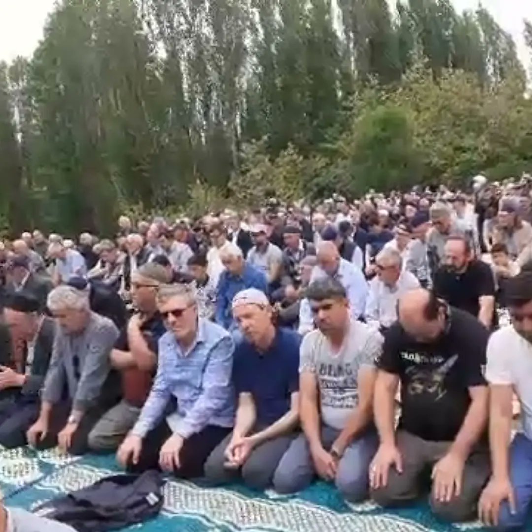 Bozüyük Müftümüz Muammer Ölmez Kandilli köyünde geleneksel olarak yapılan yağmur duasına katıldı.

Geleneksel olarak yapılan ve bu sene 135. Olan yağmur duasına 3000 kişi katılım sağladı