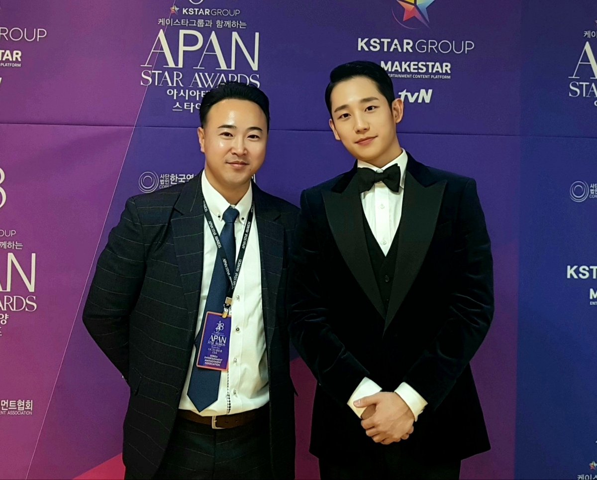 valorsg's tweet photo. 늘 겸손한 배우 정해인과 함께^^
#チョンヘイン
#韓国ドラマ #JungHaeIn 
#정해인 #정해인배우
#정해인드라마 #드라마 https://t.co/Os256KVvhm