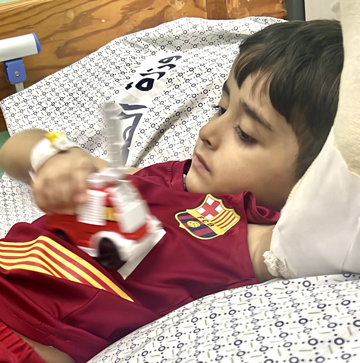 أذكر صغيري وملاكي عبود ..
حين أصابه كسر خطير في مفصل يديه،كيف انهرت باكية عاجزة عن تحمل ما حدث..

وكيف كان قوياً لم تنزل دمعته ولم يسمع صوته
وقد نظر إلي بحزن كبير .. ليس لإصابته بل لحزني عليه..

صمد على إصابته ولم يصمد على حزني
وقال لي يومها  "ماما تعيطيش أنا خايف عليكي" 

يا