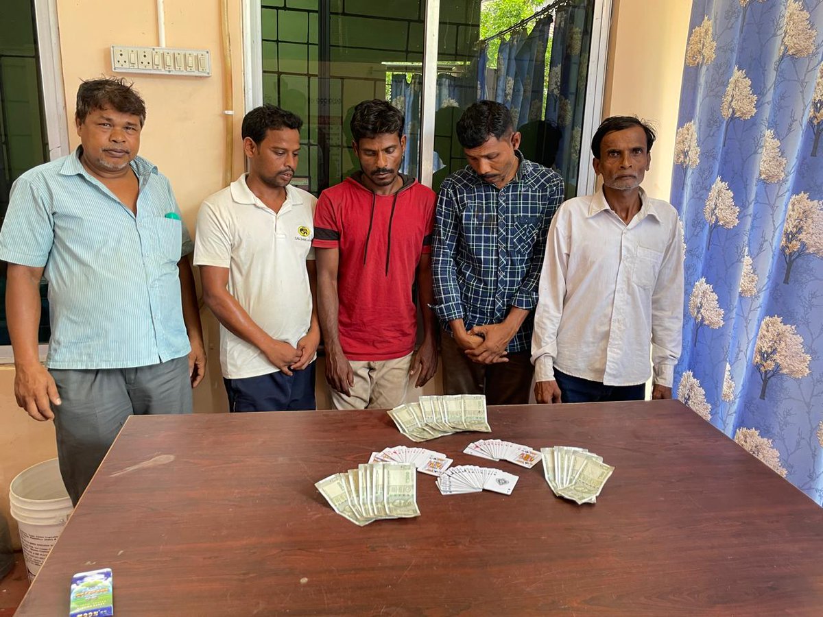 MaitriVihar Police successfully nabbed a group involved in illegal gambling activities & seized ₹10,500,2sets of playing cards from their possession. #BhubaneswarPolice committed to maintaining a safer community. To provide such information do WhatsApp 7077798111. #WeCareWeDare