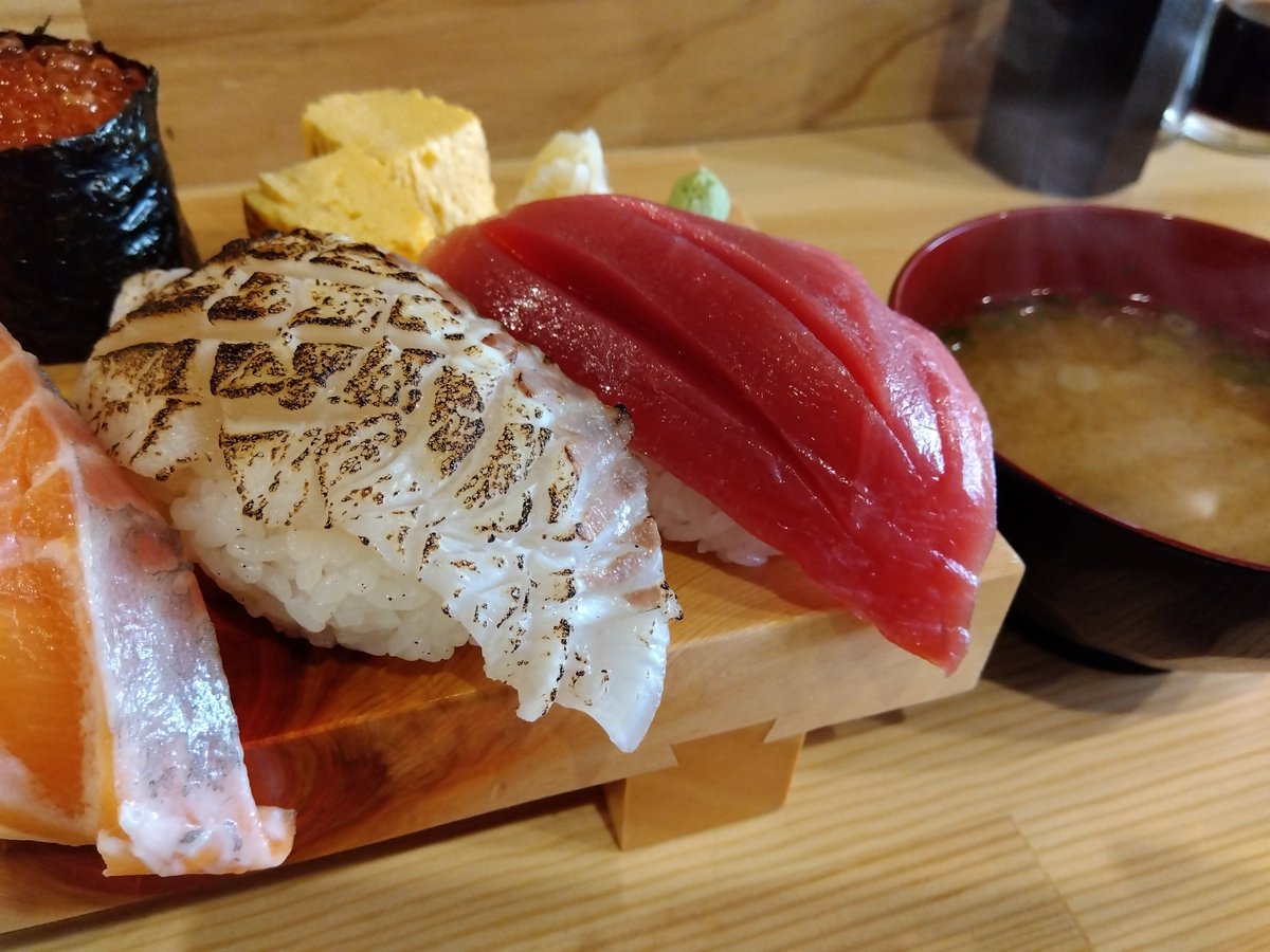 デケェｗ 神戸元町すしきちの江戸時代当時サイズの握り寿司。隣の椀物普通サイズなんよｗ