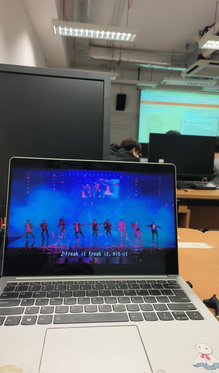 I'm kinda wild for watching idome concert in class lol