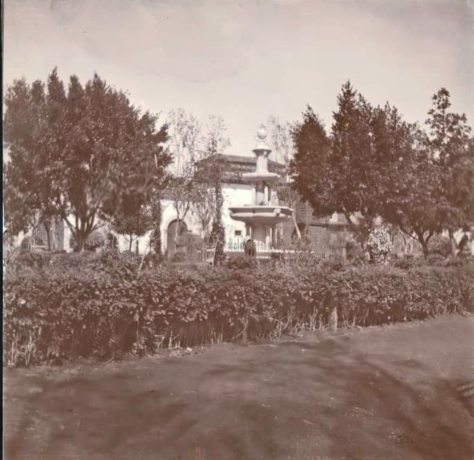 Buen día ⛅ Muy #FelizLunes #BuenaSemana 𝗨𝗻 𝗔𝗻𝘁𝗲𝘀! Plaza del Adelantado. Fuente y jardines. #LaLaguna #Tenerife Año1899 📷 Colección Kite 📷#AntiguaTenerife