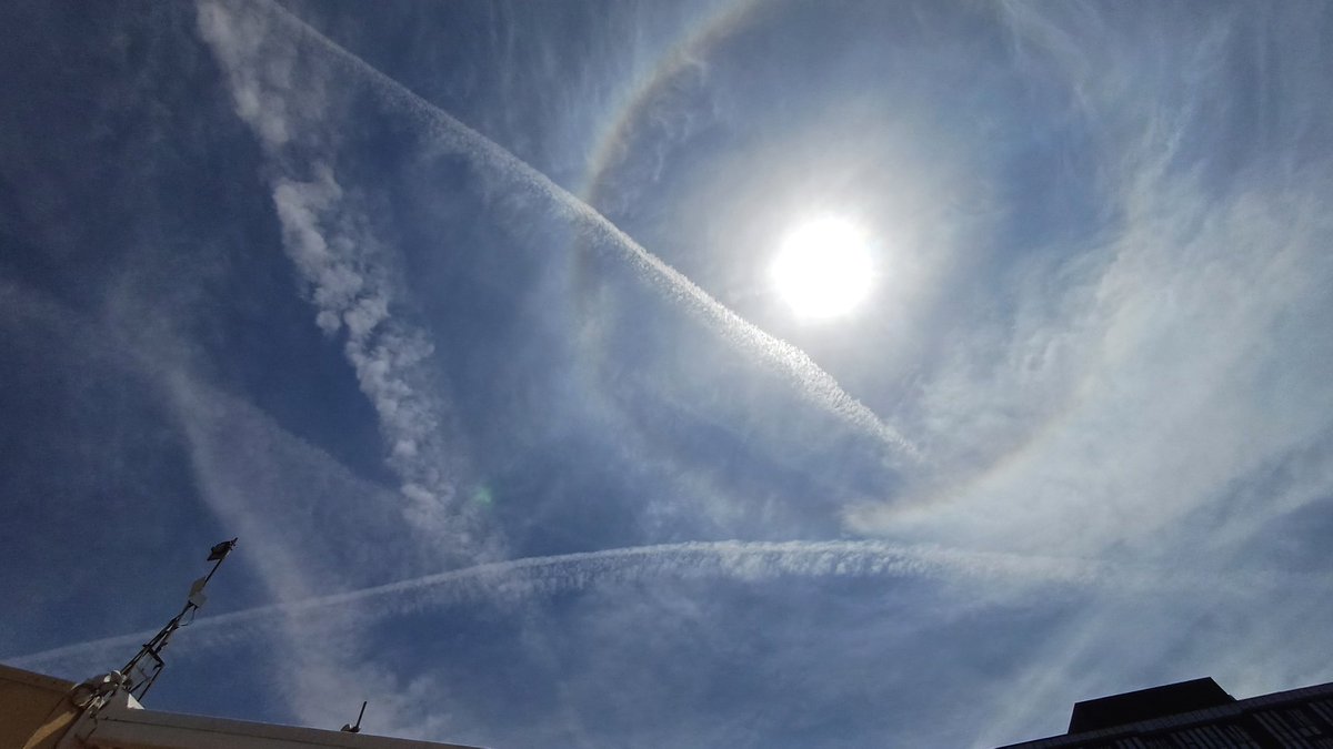 20.05.2024 / İstanbul'da masmavi gökyüzü nasıl #chemtrails ile kaplanıyor, kimyasal spreyleme ile yapay bulut katmanı oluşturuluyor görmek isteyen gökyüzüne bakabilir... İlk görsel ile ikinci görsel arasında sadece 2 saat fark var İstanbul'da akşama kadar hava kapatmış olacak...