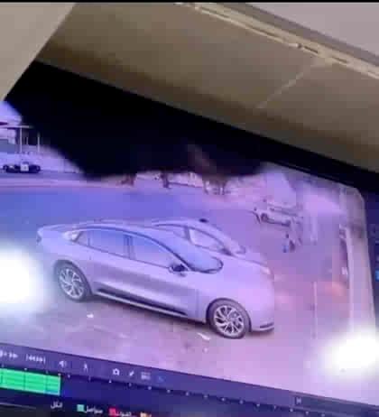 مواطن في تبوك ينقذ طفلة تحركت بها السيارة بعد أن تركتها والدتها قيد التشغيل ونزلت لأحد المحلات 