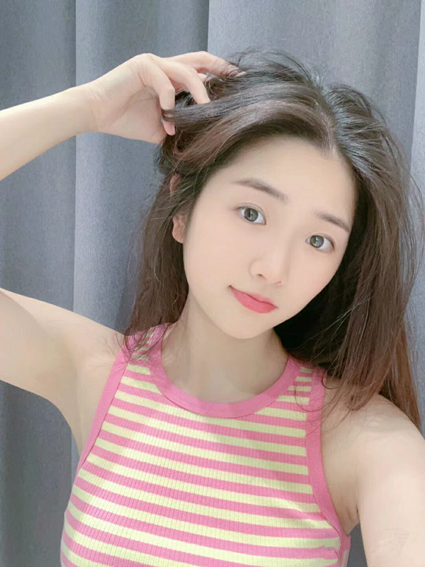 NidalC56807's tweet photo. 听试过的哥哥说我的逼圆���饱满，很会吸，每次我稍微夹一下他们就受不了想射... 我喜欢被掰开双腿按��身下操，看着我的脸，用舌尖舔我的脖颈，我叫得越骚他们操得越用力 阴唇像两片嘴唇一样包裹着几把，带着爱液和白浆，进进出出。   我很变态吧？私信我，晚上我很寂寞🥰 https://t.co/BrW23fVbIM