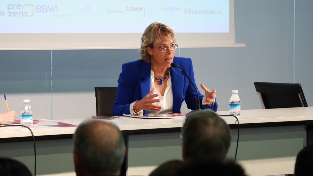 Madridiario's tweet photo. #VivirEnMadrid Myriam Peón, directora de la Oficina del #PGOUM: "Tenemos que atraer talento y que se quede en Madrid. Tenemos que pensar que actividades se pueden desarrollar en Madrid con el cambio de logística"

📹Sigue en directo👇
https://t.co/xIaangtABB https://t.co/85yZ9oyLzA