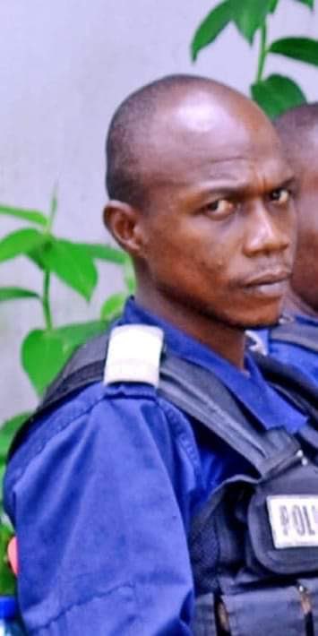 Paix aux âmes de deux policiers, gardes tués pendant l'attaque de la résidence du Mwalimu 
Vous êtes nos héros 🙏
vous êtes battus jusqu’à perdre la vie pour protéger l’hon @VitalKamerhe1 
Que Dieu vous accueille près de lui ,vaillant policier 
@BillyKambale1 @HamidaKamerhe