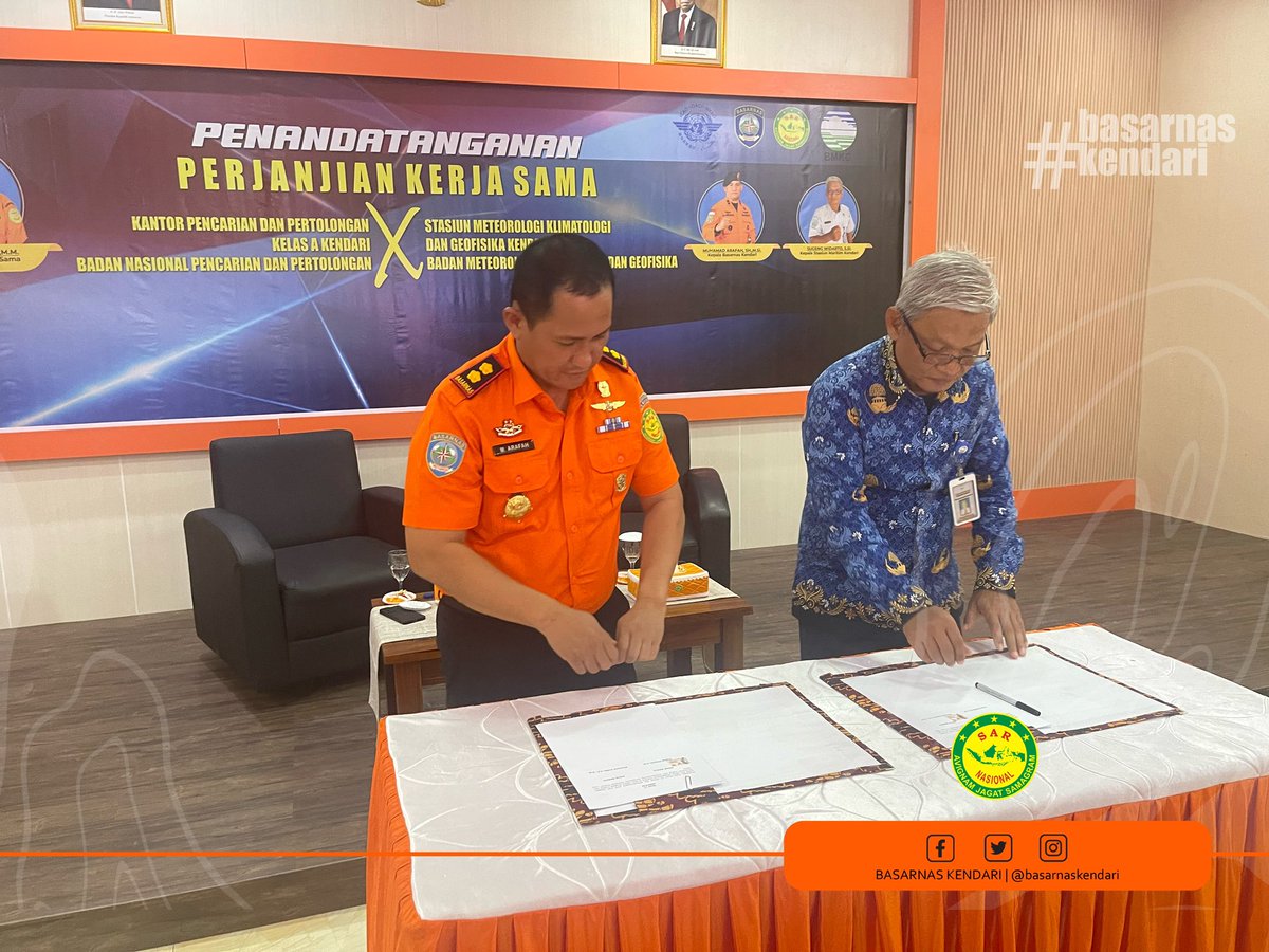 basarnaskendari's tweet image. Kendari, 20/5 --- Penandatanganan Perjanjian Kerja Sama (PKS) Antara Kantor Pencarian dan Pertolongan Kelas A Kendari dengan Stasiun Meteorologi Klimatologi dan Geofisika Sulawesi tenggara di Aula Anoa Rescue Kantor @basarnaskendari #basarnas #basarnaskendari