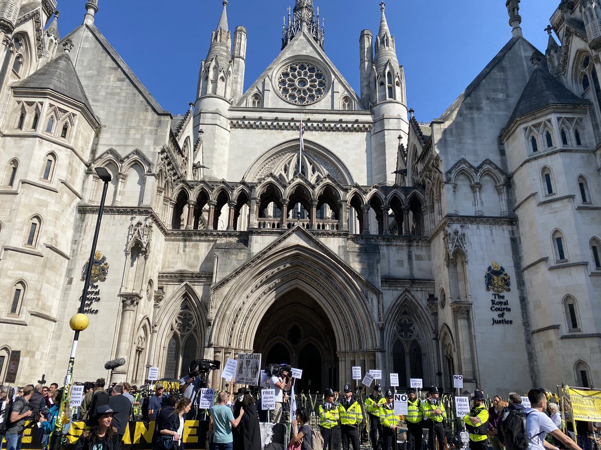 PEN International, @englishpen, and @PEN_Norway are back at the Royal Courts of Justice today to attend the final hearing of #JulianAssange which will determine his right to appeal extradition to the USA. We stand in solidarity with Assange and demand his immediate release.