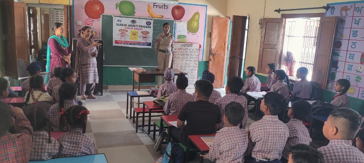 Under the Saanjh Jagriti awareness program, the Saanjh staff of the Fatehgarh Sahib Police held an awareness seminar at Government Elementary School in Village Bhadurgarh. They educated the students about child abuse and the concepts of good touch and bad touch. #SaanjhShakti