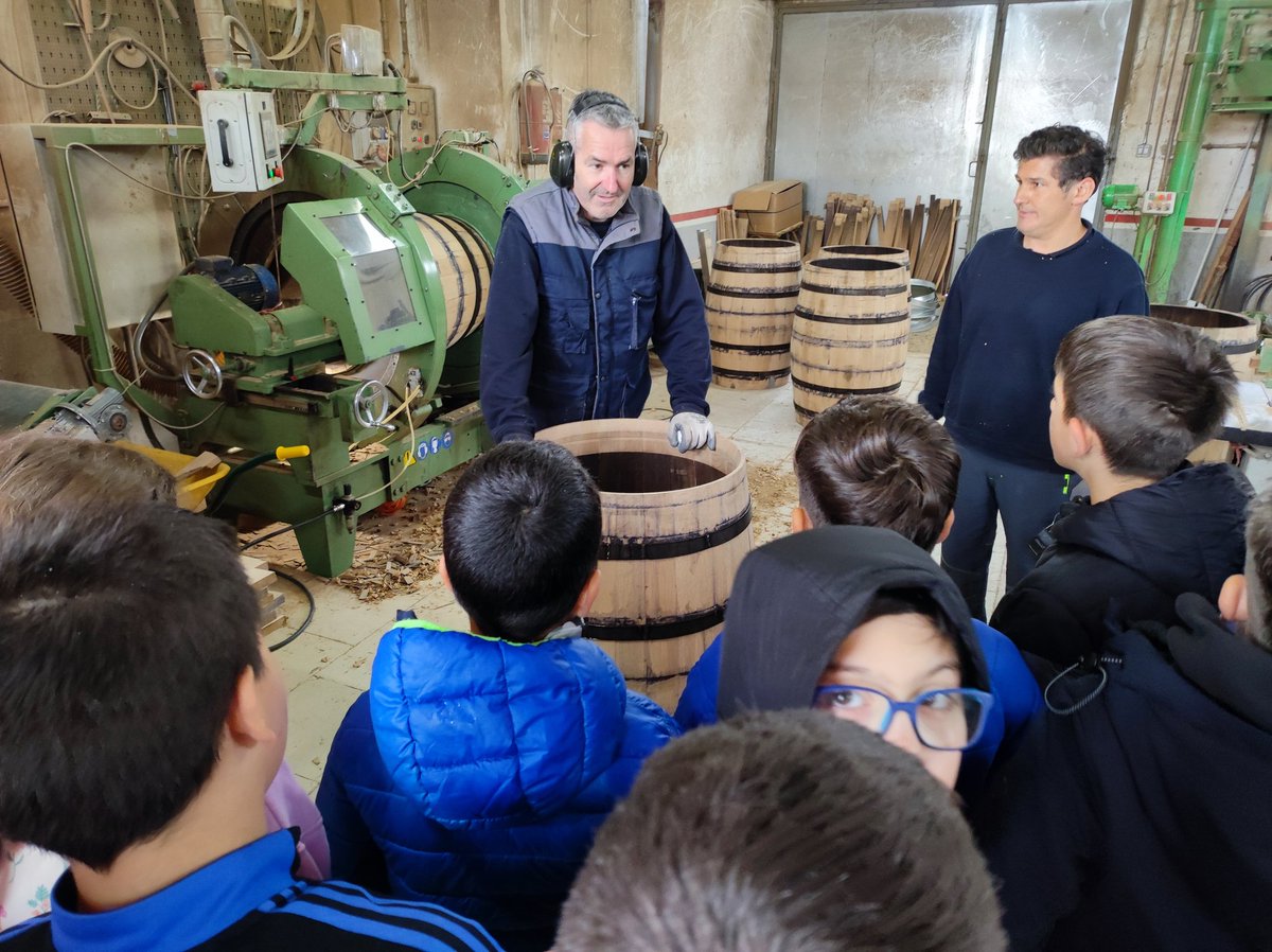 DelibesCeipNava's tweet photo. Seguimos con más salidas para conocer la localidad. En esta ocasión los alumnos de 5° han visitado la tonelería. Allí han visto el proceso de elaboración y fabricación de los toneles. Han aprendido mucho y les ha encantado. https://t.co/S0xIxfBieA