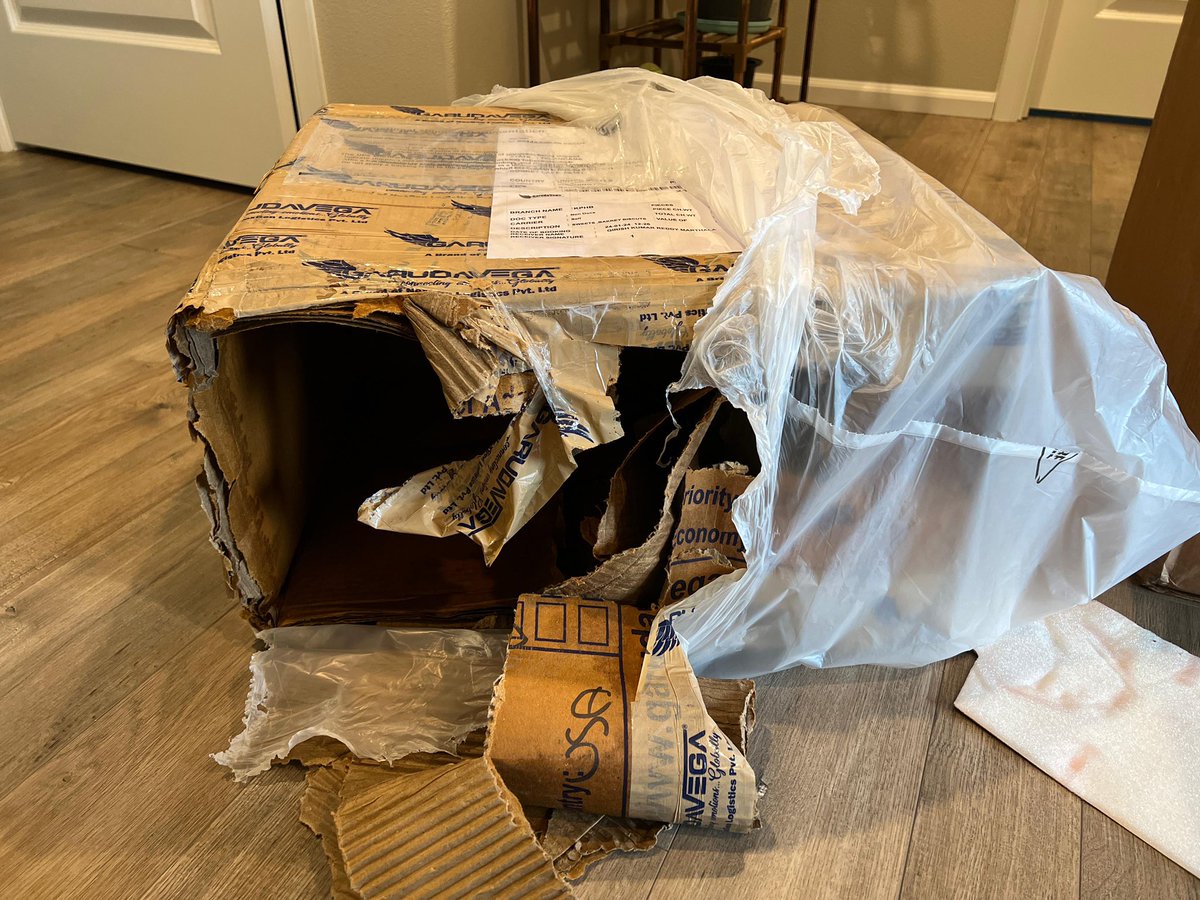 marthala7's tweet photo. @ShipGarudavega See how you delivered 23kg package. Many items were spoiled and damaged. Please be proud to deliver like this. https://t.co/qmtpvlombW