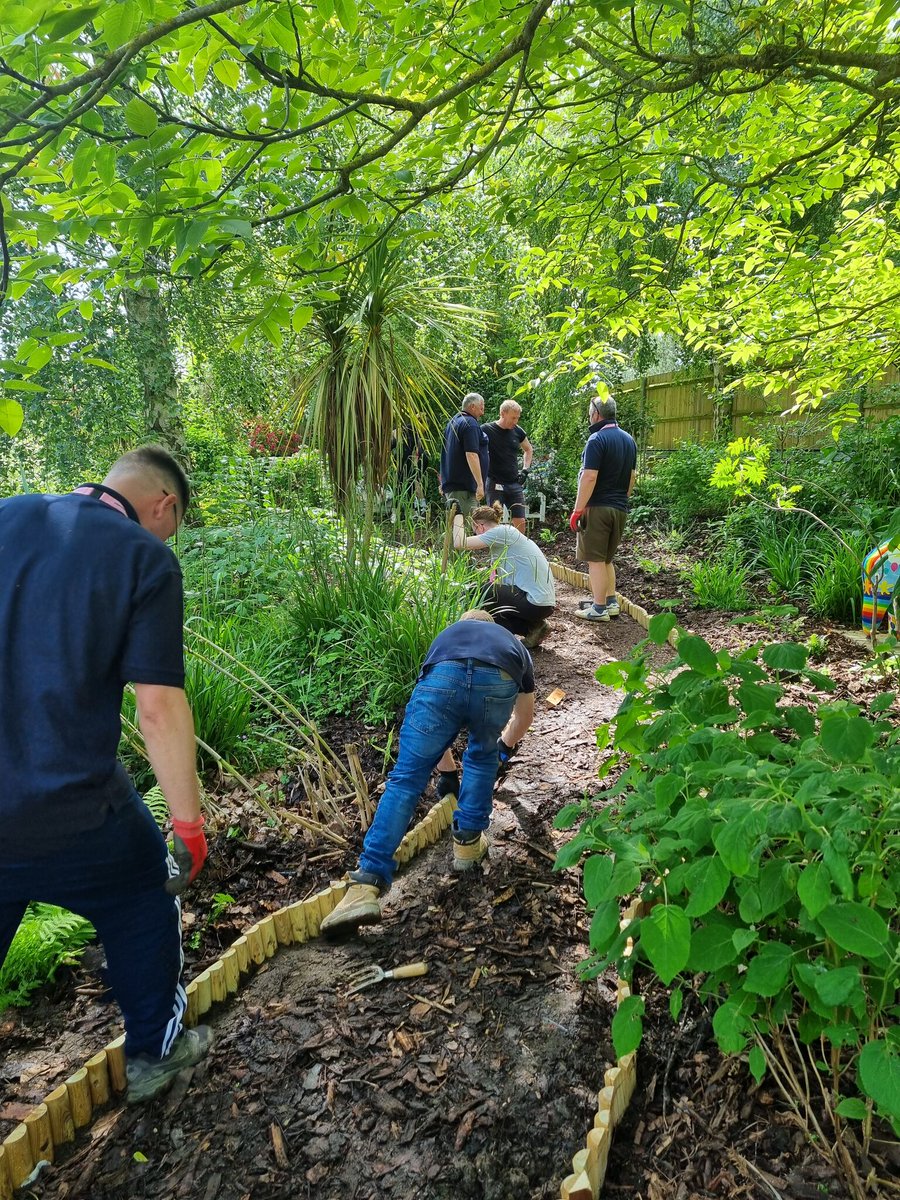 A massive thank you to @PentlandHomes who came to #Demelza on 17 May with a team of #volunteers. 👏📆 Demelza staff also got on board to give them a helping hand. 🫶 To get more information about volunteering visit👉bit.ly/3XnQ8B2 #PentlandHomes #Demelza #volunteer