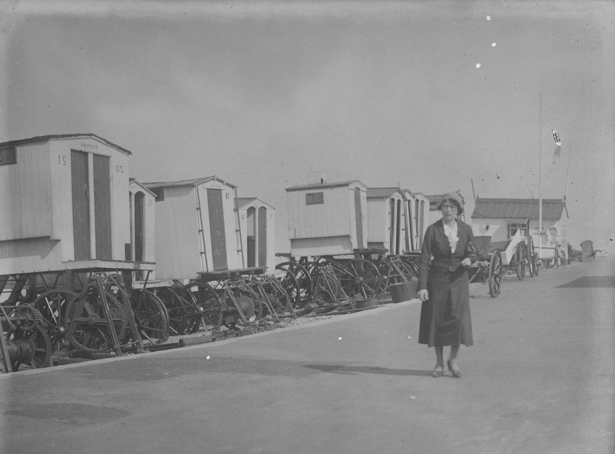 Deal #OTD IN 1933. It is a glass plate negative from the Billings collection at Maidstone Museum. The bathing huts look ready for the season. #MarvellousMay #Seaside #PhotoHistory #MaidstoneMuseum