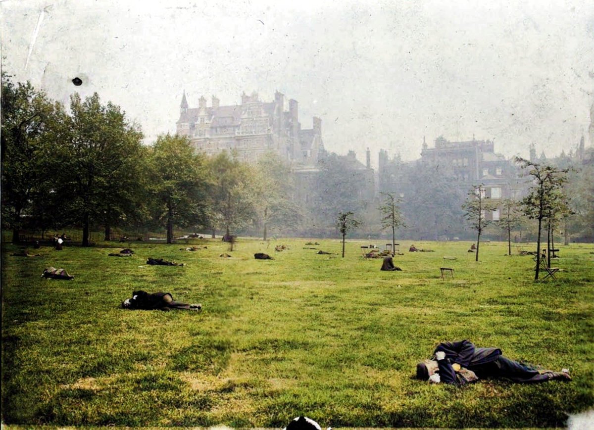 Men sleeping rough in Green Park, London in 1902. Pic: Jack London #greenpark #london #colourised #homeless