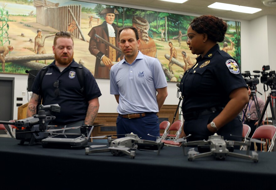 drone_responder's tweet photo. INDUSTRY NEWS: Louisville Police to Equip All Divisions with Drones

Read the full article: https://t.co/6QIaUQr6C8

#Drones #EmergencyDroneResponder #EDR #PoliceDrone #Louisville #DronesForGood https://t.co/q38HCVd8Jm