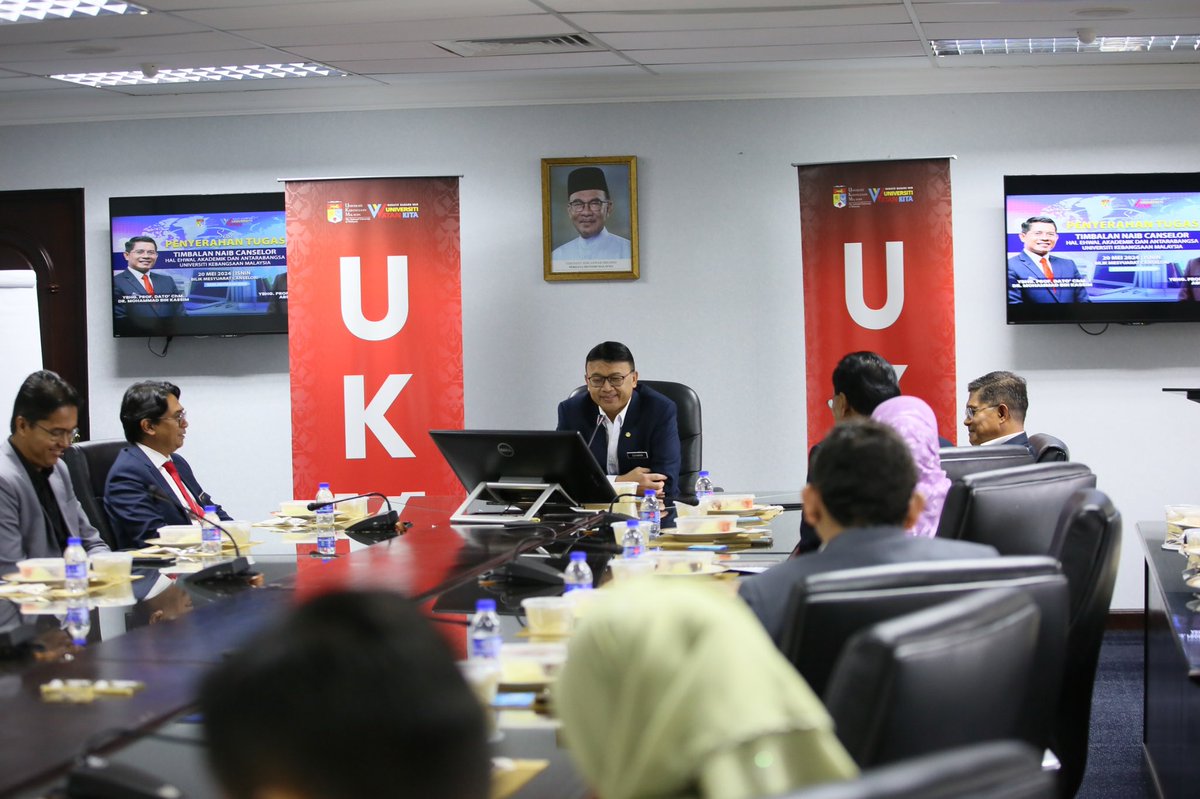 Naib Canselor, Prof. Dato’ Gs. Ts. Dr. Mohd Ekhwan Hj. Toriman menyaksikan sesi penyerahan tugas Timbalan Naib Canselor Hal Ehwal Akademik dan Antarabangsa (TNC HEAA) di Bilik Mesyuarat Canselori hari ini. Berita di shorturl.at/i4Vzx #UniversitiWatanKita #IlmuMutuBudi