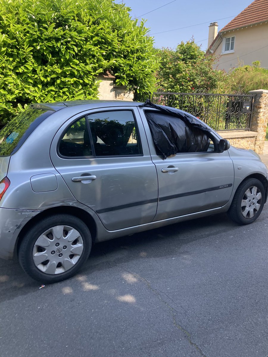 2eme voiture en un mois deposee dans Rue Étienne Dolet toute cassée… cette ville devient véritablement et malheureusement surtout un dépotoir : merci aux services compétents de l’enlever ! @PoliceMun @brunobeschizza @AulnaySousBois @monaulnay #aulnaysousbois #poubelle #epave