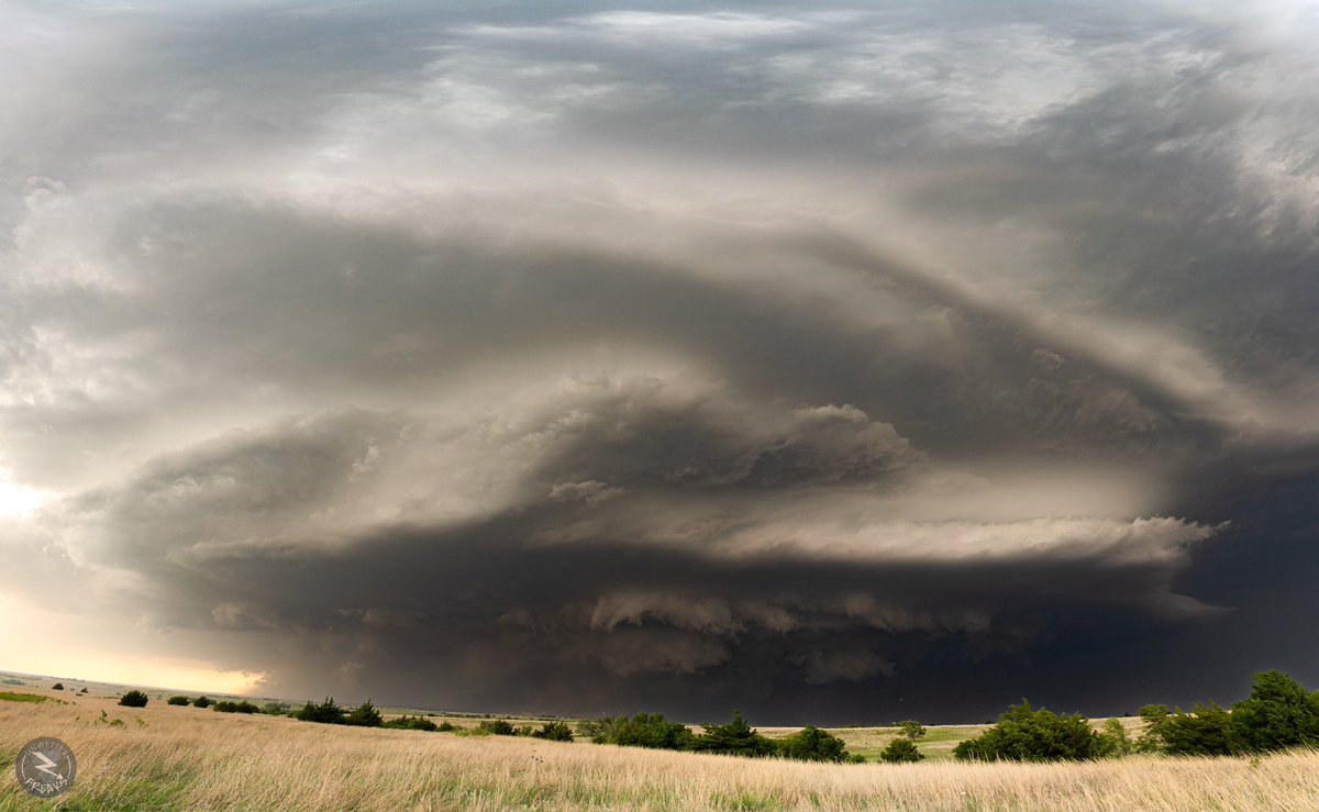 Panoramaaufnahme der tornadischen Superzelle nördlich von Hammon in Oklahoma gestern Nachmittag. In der Mitte gut zu erkennen ist die sehr turbulente Wallcloud, in deren Mitte sich die tornadische Zirkulation befand