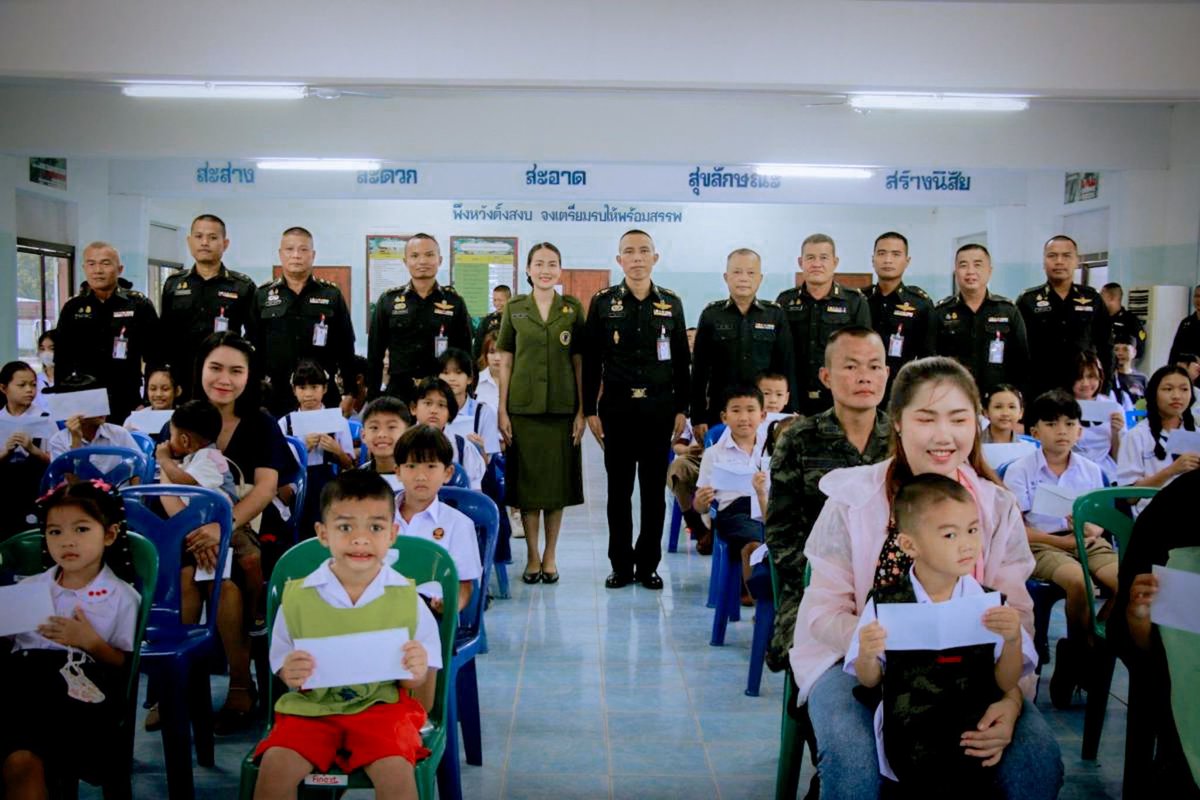 KopterKridsada's tweet photo. "ส่งเสริมการศึกษา มอบทุนการศึกษาบุตรข้าราชการ ประจำปี 2567"

     พันโท วิศิษฏ์  สุขหงษ์ ผู้บังคับกองพันทหารราบที่ 3 กรมทหารราบที่ 6 พร้อมด้วย คุณนิชนันทร์  สุขหงษ์ ประธาน สมาคมแม่บ้านกองทัพบก สาขา กองพันทหารราบที่ 3 กรมทหารราบที่ 6 เป็นประธานในพิธีมอบทุนการศึกษาแก่บุตรข้าราชการ https://t.co/pOW8eRYqFH