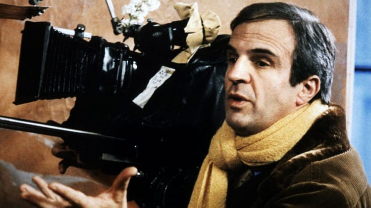 François Truffaut parle d'un de ses confrères :

- Vous savez qu'il a prévu de présenter son prochain film à la presse dans un avion en vol ?

- Tiens ! Et pourquoi cela ?

- Pour que personne ne puisse partir avant la fin.