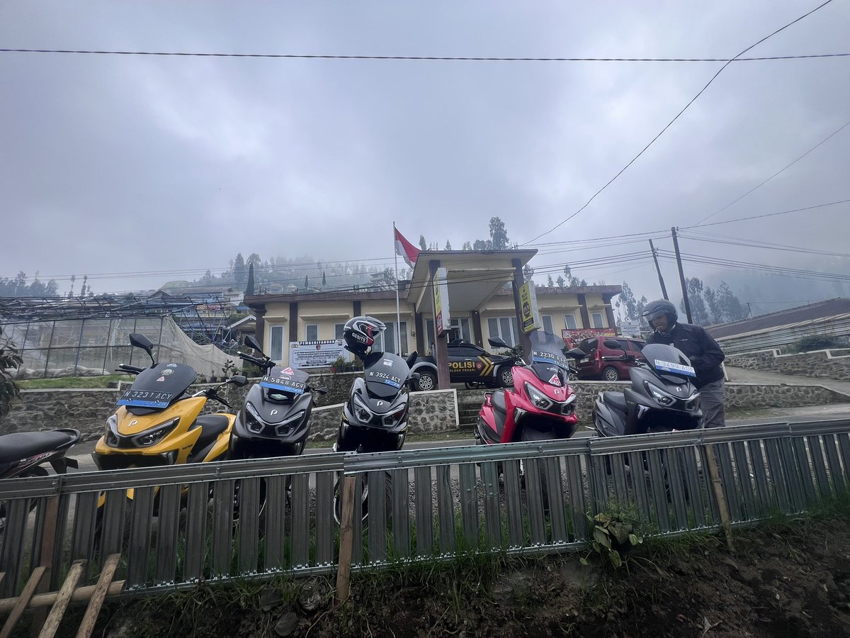 dionipe's tweet image. Dear @pln_123 kiranya dapat dibantu untuk pengadaan Stasiun Pengisian Listri Umum (SPLU) di daerah Tosari / Rest Area Tosari, karena kami kesulitan mencari pengecasan motor listrik kami di daerah tersebut. Dan kami sudah berhasil mencapai daerah tersebut.
Kosmik Jatim 🙏