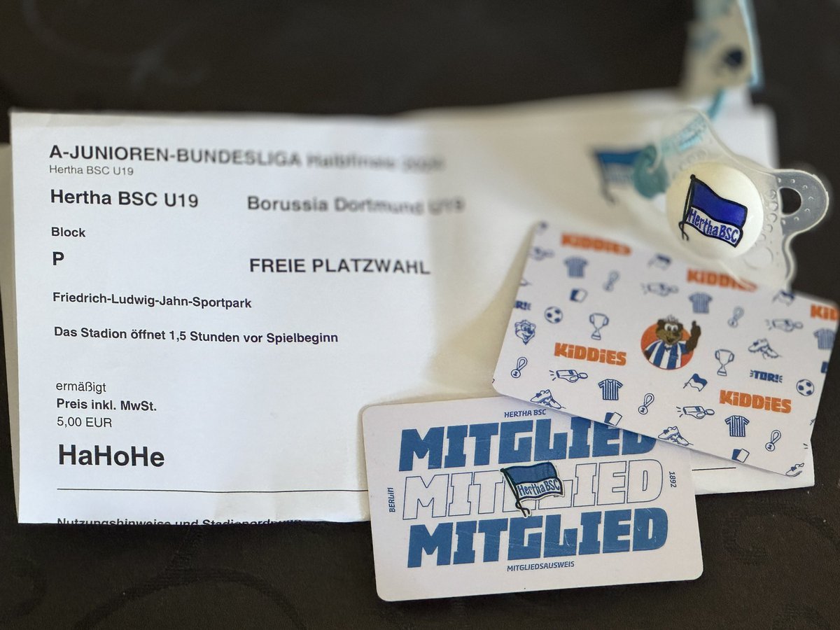 kay1892Berlin's tweet image. Toll, alles vorbereitet und dann schläft einer von uns Beiden direkt vorm Abmarsch ein. 🤷🏼‍♂️ Vielleicht ja dann zu Halbzeit Zwei. Sitze jetzt vor Sky. #BSCU19 #BSCBVB #Hahohe