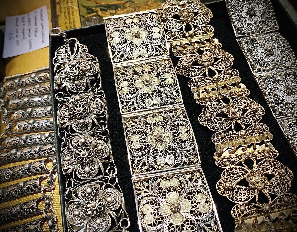 Filigree works as delicate as laces ✨

#antiquariato #antiques #antiquestore #jewels #jewelry #bijoux #antiquejewels #bijouxanciens #venise #venezia #venice #venecia #venedig #filigree #filigrane #filigrana #silverfiligree