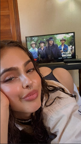 OnlySophiaGrace's tweet photo. Ooops! Boys watching me behind 😝 What dya think are they gonna eat me, slap my ass, or both? hmmm... https://t.co/YKmNnhcGk5
