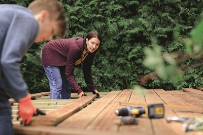 Terassin rakentaminen maksaa tänä vuonna suurin piirtein saman verran kuin viime vuonna, mutta noin 20 % vähemmän kuin kaksi vuotta sitten. Terassilautojen hinnoissa ollaan tänä keväänä hyvin lähellä koronaa edeltävää, vuoden 2019 hintatasoa.
Lue lisää: tinyurl.com/2p2p692u
