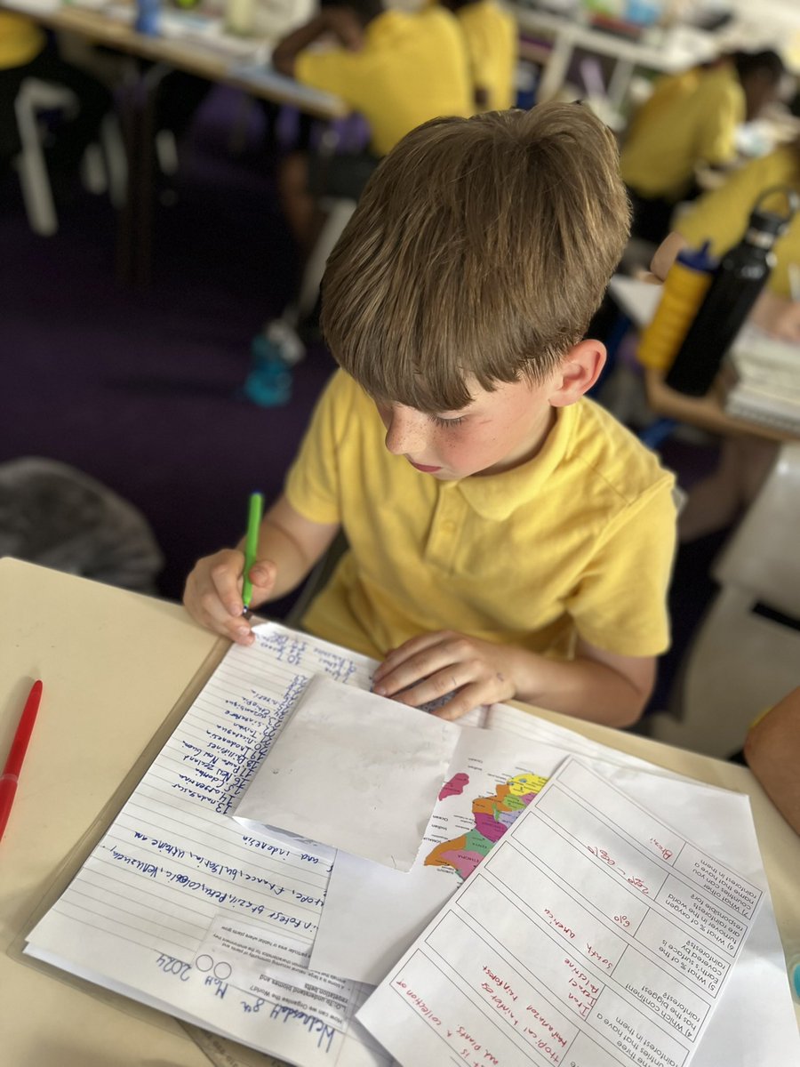 MissDosSantos1's tweet photo. In Geography we were locating rainforests around the world, we learnt that rainforests could be found in places with hot climates that had a large amount of rain. 🌧️ 🌲 
@LHS_Watford @HeadLHS @MissSmartLHS https://t.co/M3Vu4tBY9M