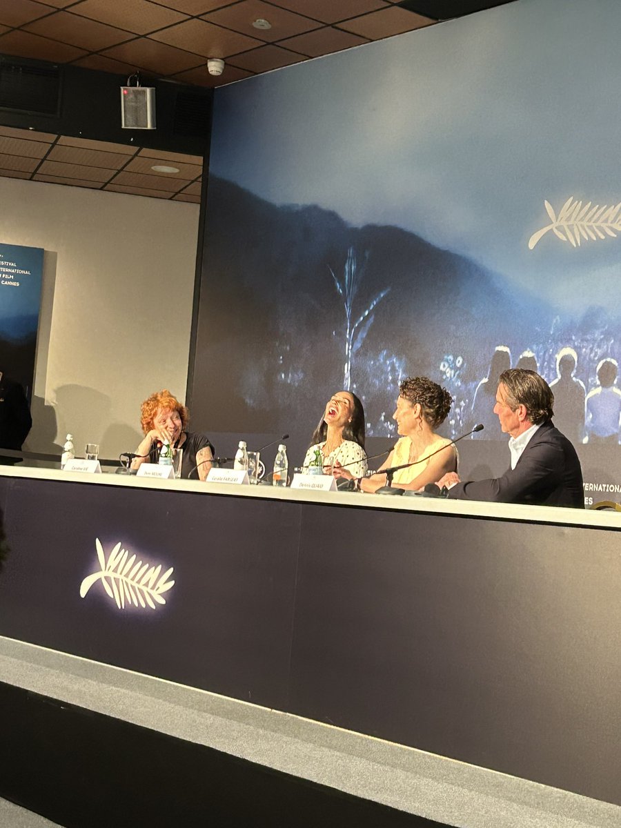 pepablanes's tweet image. El perro de Demi Moore en la rueda de prensa de #Cannes2024