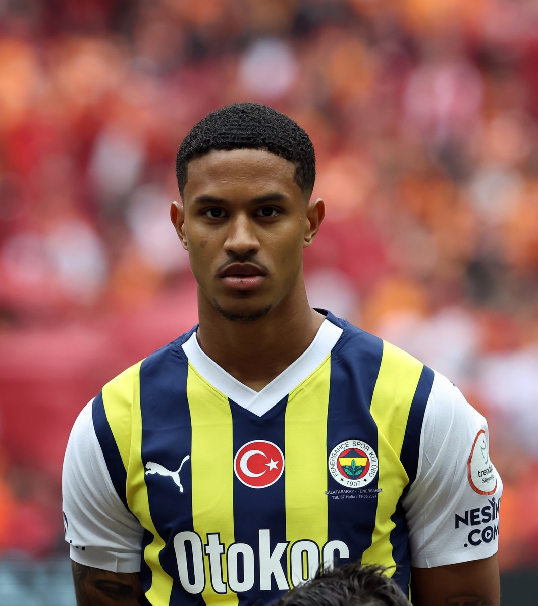 Fenerbahce's tweet image. Kafaya takmış bir Oosterwolde'ye bakar 😎