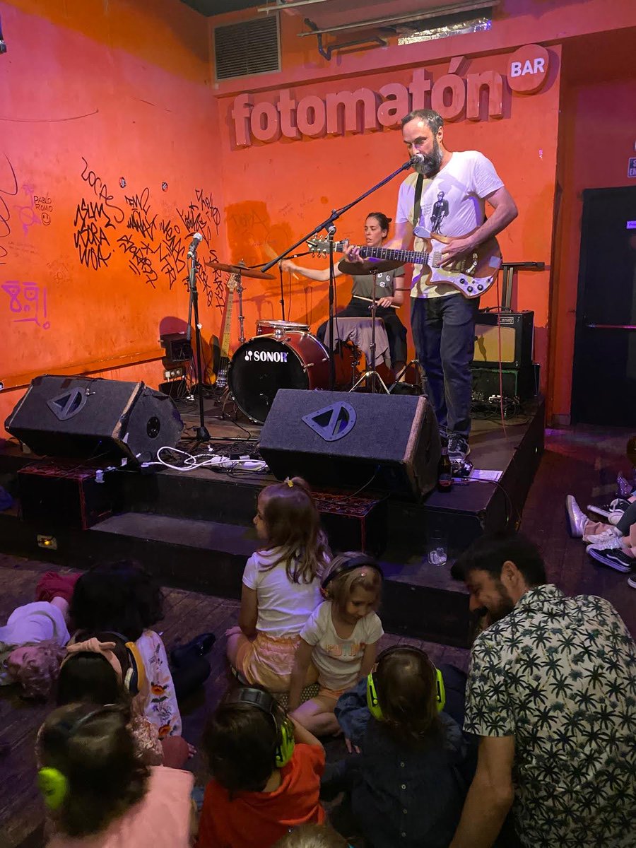 Hay días en que todo sale fetén y ayer fue uno de ellos.
Hacía tiempo que no me lo pasaba tan bien tocando 🥰 Gracias amics! (en especial a 
<a href="/tigresleones/">tigresleones</a>
 y 
<a href="/FotomatonBar/">FotomatonBar</a>
