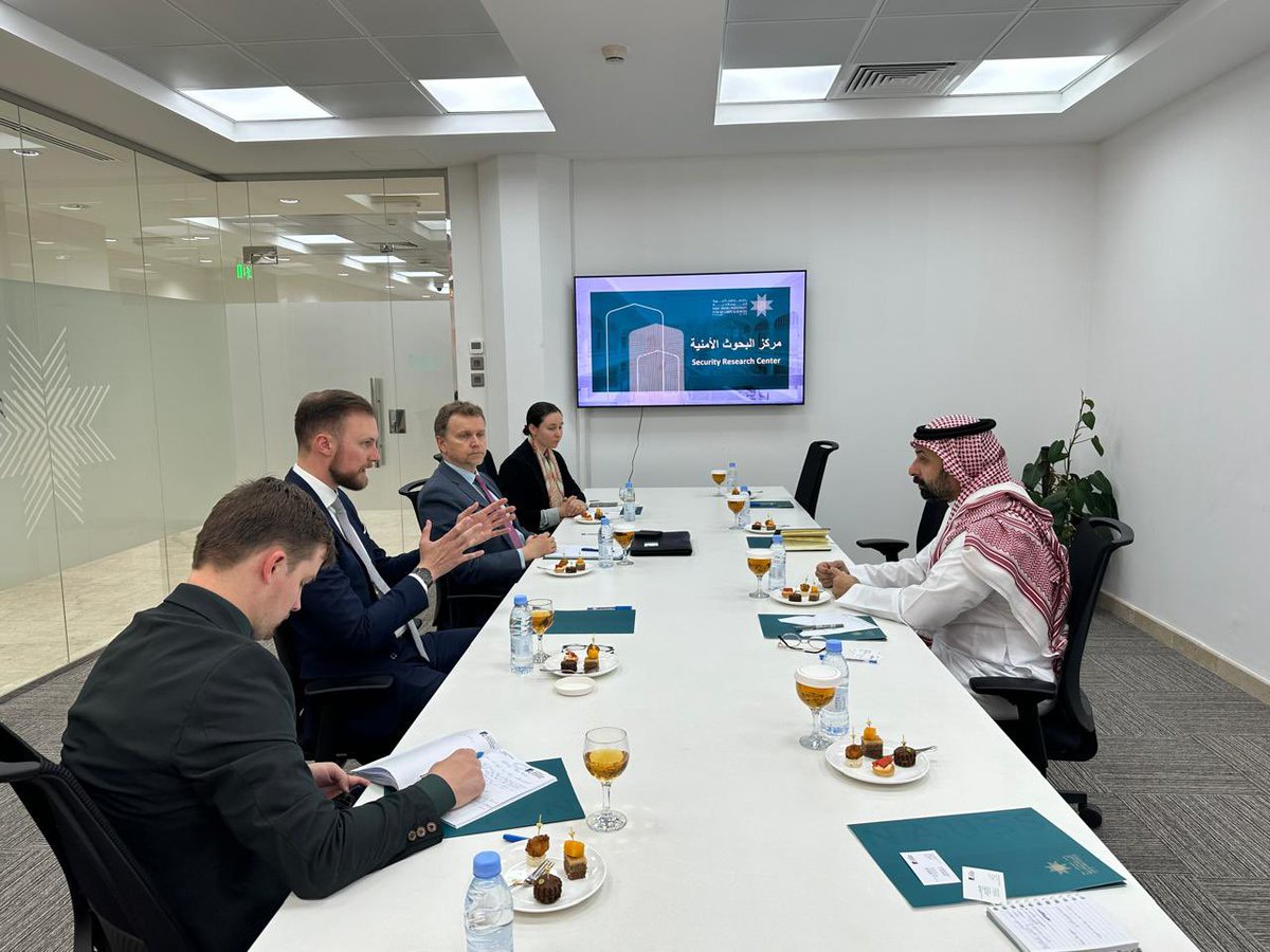 HeshamAlghannam's tweet photo. The #Security_Research_Center's team at @NAUSS met with Mr Paul Dziatkowiec, Director of #Mediation and #Peace_Support at the Geneva Centre for Security Policy (GCSP), along with his delegation.

#NAUSS
#Geneva_Center_for_Security_Policy https://t.co/qCUWWbSkE9