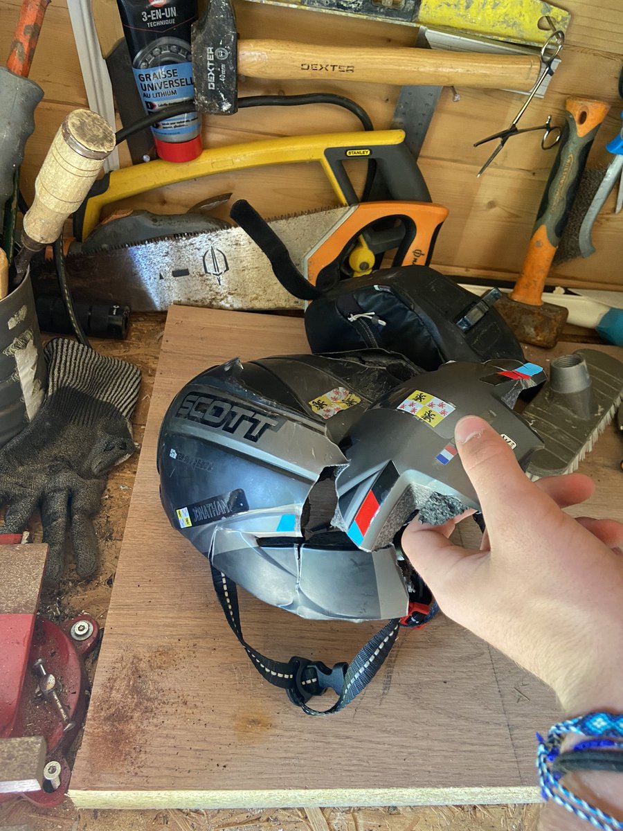 AidanComble's tweet photo. MERCI LE CASQUE 🙏🏻 https://t.co/om9gfYuuxD