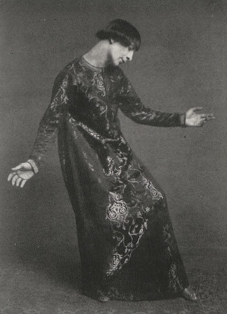 Dışavurumcu ressamlardan Alexej von Jawlensky'nin yaptığı Dansçı Aleksandr Sakharov'un portresi. İkinci görsel ise Sakharov'un performanslarında çekilen fotoğraflarından biri.