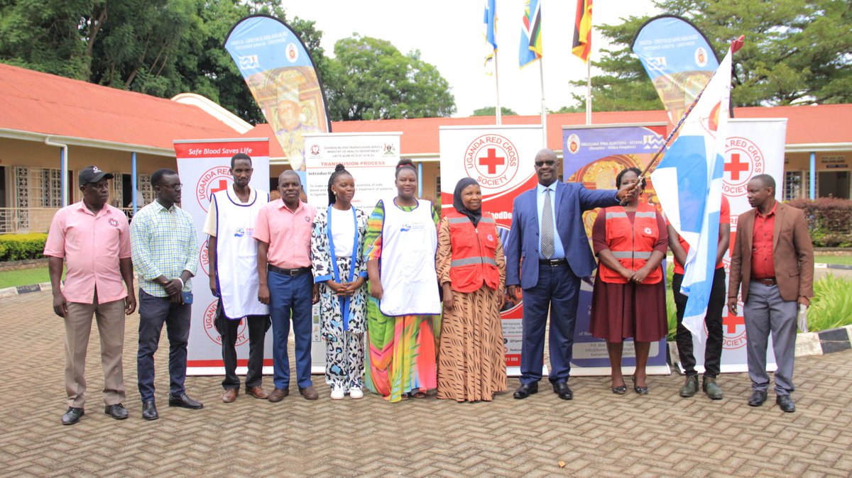 The Omuhikirwa (Prime Minister)wa Bunyoro Kitara Kingdom Owek. Andrew K. Byakutaga has this morning flagged off a week long blood drive organised by URCS and UBTS in Kakumiro. The target is to collect 2000 units of blood. This is part of our engagement with the kingdoms /